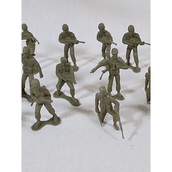 Vintage Lot Of 19 Military Plastic Toy Figures - Picture 4 of 10